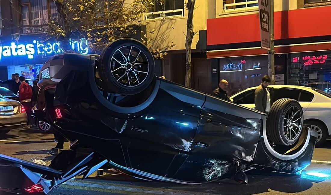 Ankara'nın Çankaya ilçesinde yaşanan olayda 3 aracın karıştığı trafik kazasında