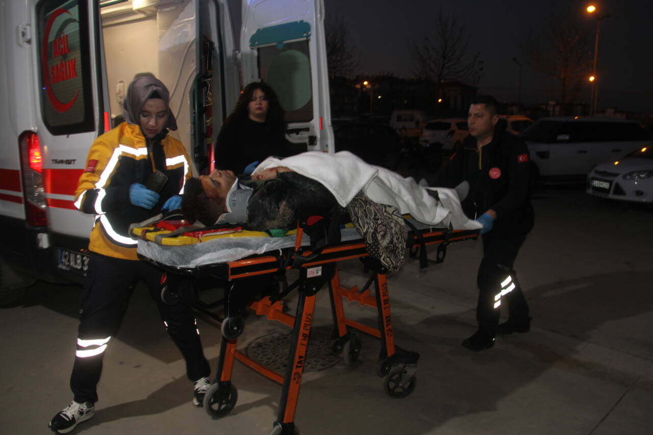 Konya’nın Beyşehir ilçesinde yaşanan olayda otomobil yoldan çıkarak şarampole devrildi.