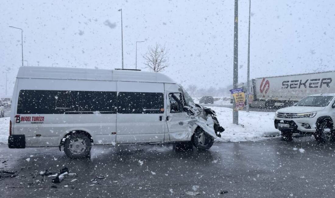 Kayseri'nin merkez Melikgazi ilçesinde yaşanan olayda işçi servisi ile tırın