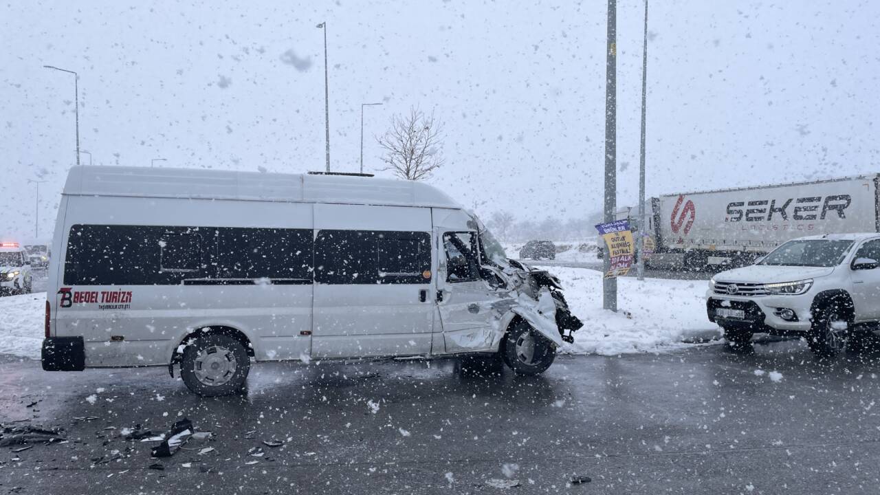 Kayseri'nin merkez Melikgazi ilçesinde yaşanan olayda işçi servisi ile tırın