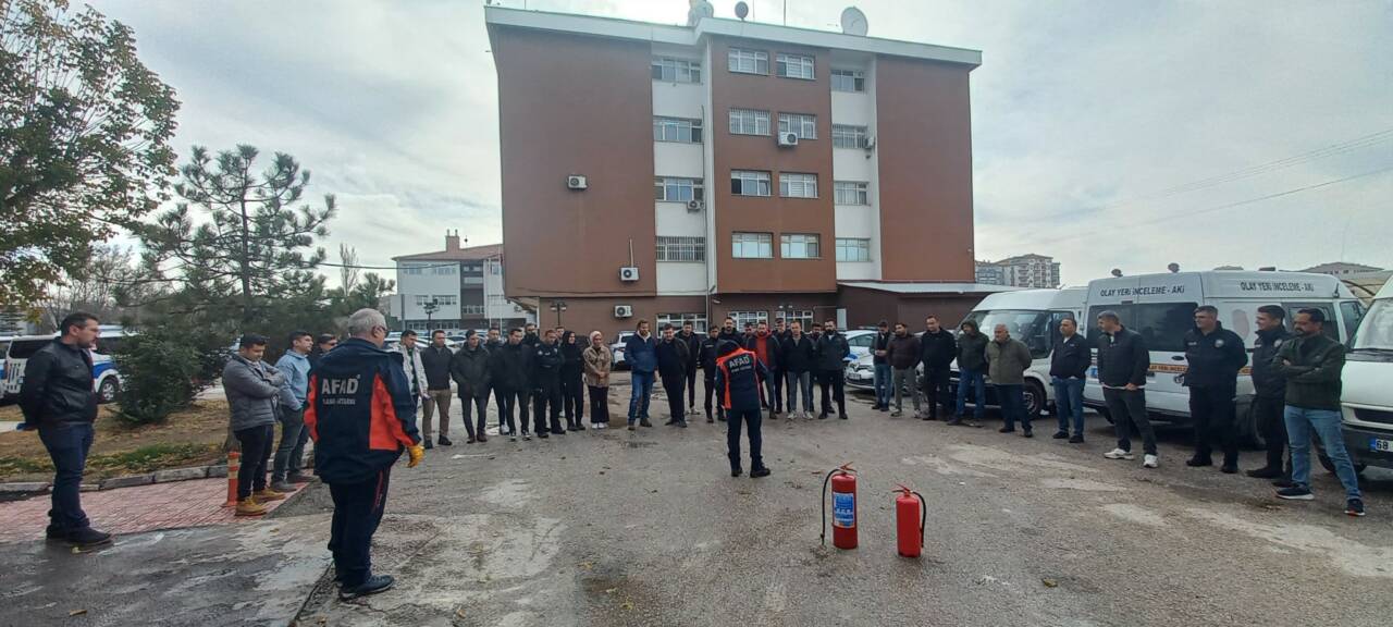 Aksaray İl Afet ve Acil Durum Müdürlüğü (AFAD) eğitmenleri, İl