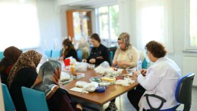 Aksaray Belediyesi bünyesinde faaliyet gösteren AKMEK kursları, kadınların sosyal ve