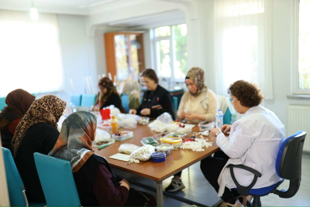 Aksaray Belediyesi bünyesinde faaliyet gösteren AKMEK kursları, kadınların sosyal ve