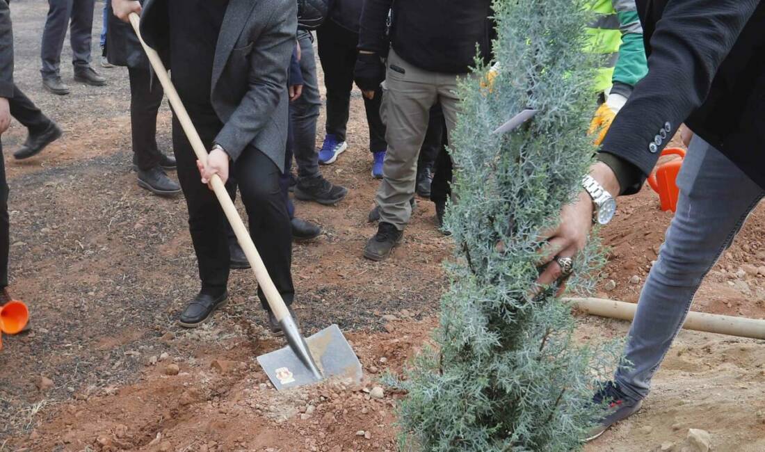 Aksaray Belediye Başkanı Dr. Evren Dinçer, şehir genelinde başlatılan ağaç