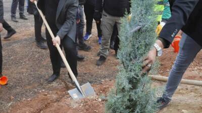 Aksaray Belediye Başkanı Dr. Evren Dinçer, şehir genelinde başlatılan ağaç
