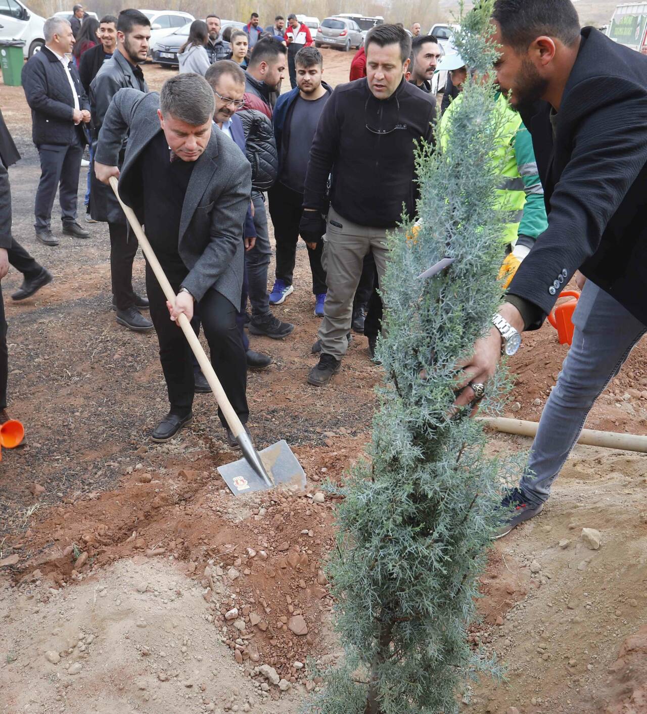 Aksaray Belediye Başkanı Dr. Evren Dinçer, şehir genelinde başlatılan ağaç