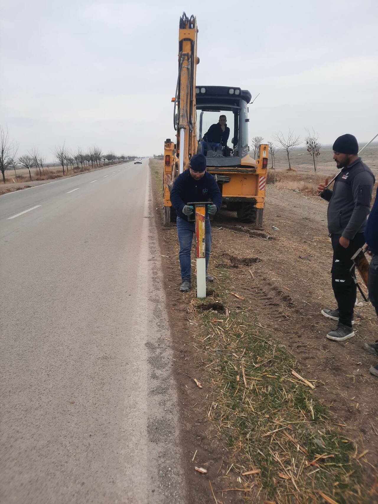 Yenikent Belediye Başkanı Ali Altınsoy’un öncülüğünde, Akhan–Yenikent yolu üzerinde trafik