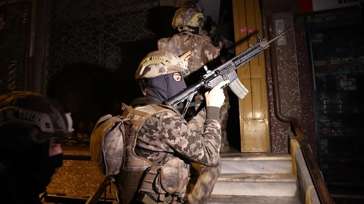 Yalova'da DEAŞ terör örgütüne yönelik düzenlenen operasyonda teröristler ile polis