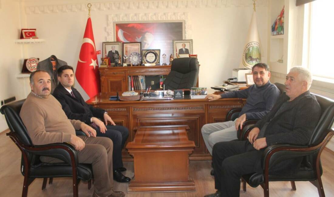 Eskil Kaymakamı Taha Soydaş, Eşmekaya Belediye Başkanı İsmail Hakkı Güneş’i