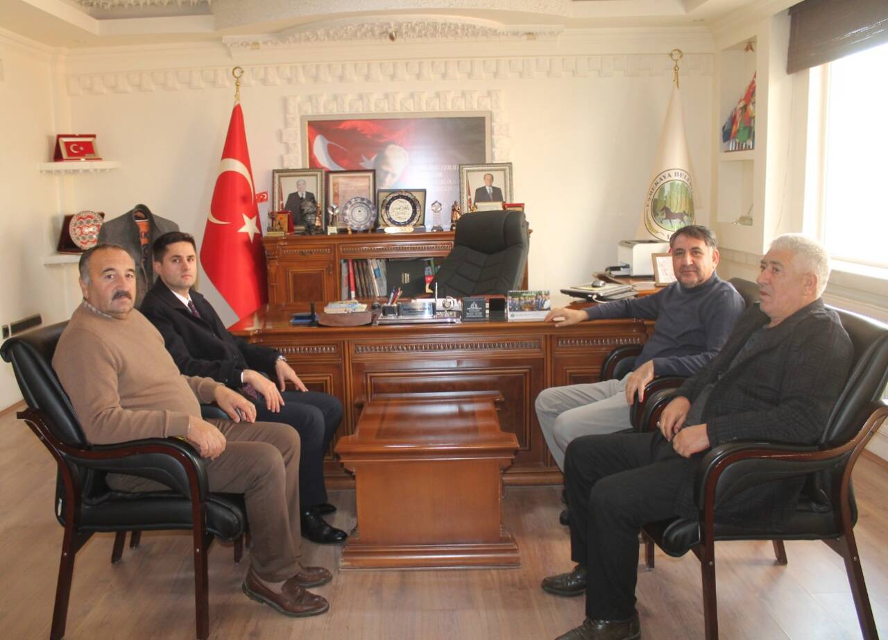 Eskil Kaymakamı Taha Soydaş, Eşmekaya Belediye Başkanı İsmail Hakkı Güneş’i