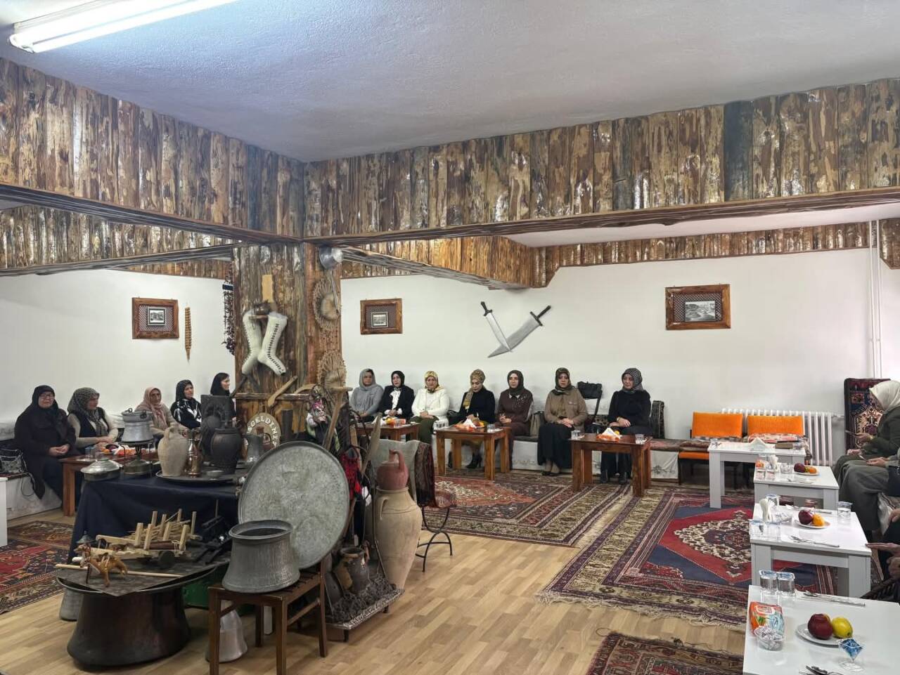 Aksaray’da şehit aileleri ve huzurevi sakinleri, Valinin eşi Canan Kumbuzoğlu’nun