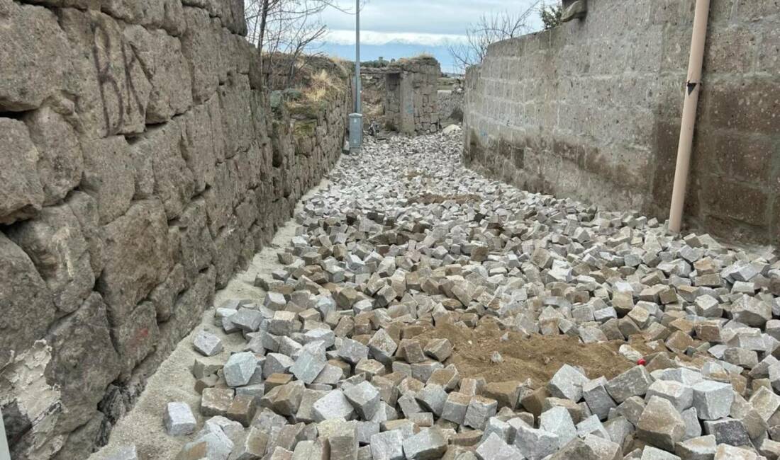 Güzelyurt ilçesinde altyapı çalışmalarının tamamlandığı Açelya Sokakta taş döşeme uygulaması