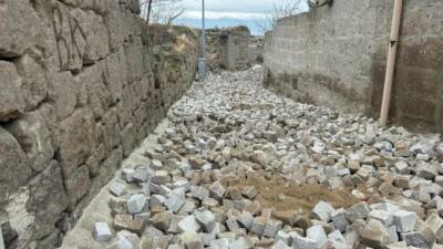 Güzelyurt ilçesinde altyapı çalışmalarının tamamlandığı Açelya Sokakta taş döşeme uygulaması