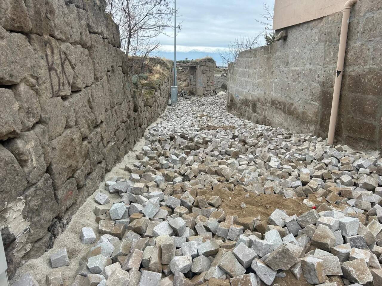 Güzelyurt ilçesinde altyapı çalışmalarının tamamlandığı Açelya Sokakta taş döşeme uygulaması