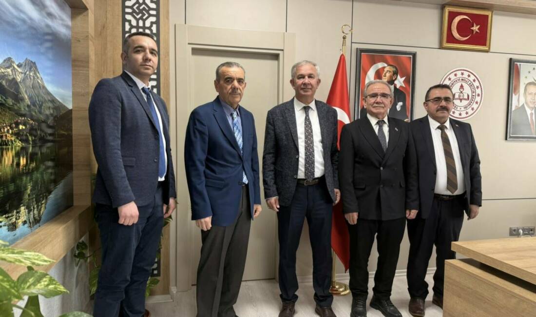 Halk ozanı İbrahim Düğer, emekli Millî Eğitim Şube Müdürü Cemil