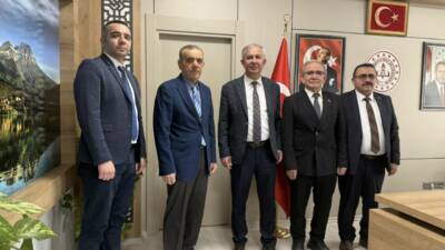 Halk ozanı İbrahim Düğer, emekli Millî Eğitim Şube Müdürü Cemil