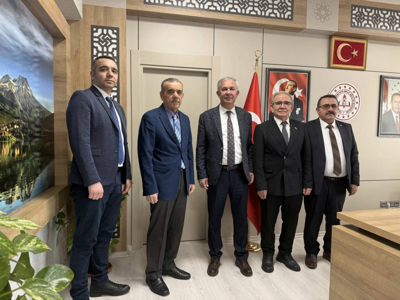 Halk ozanı İbrahim Düğer, emekli Millî Eğitim Şube Müdürü Cemil