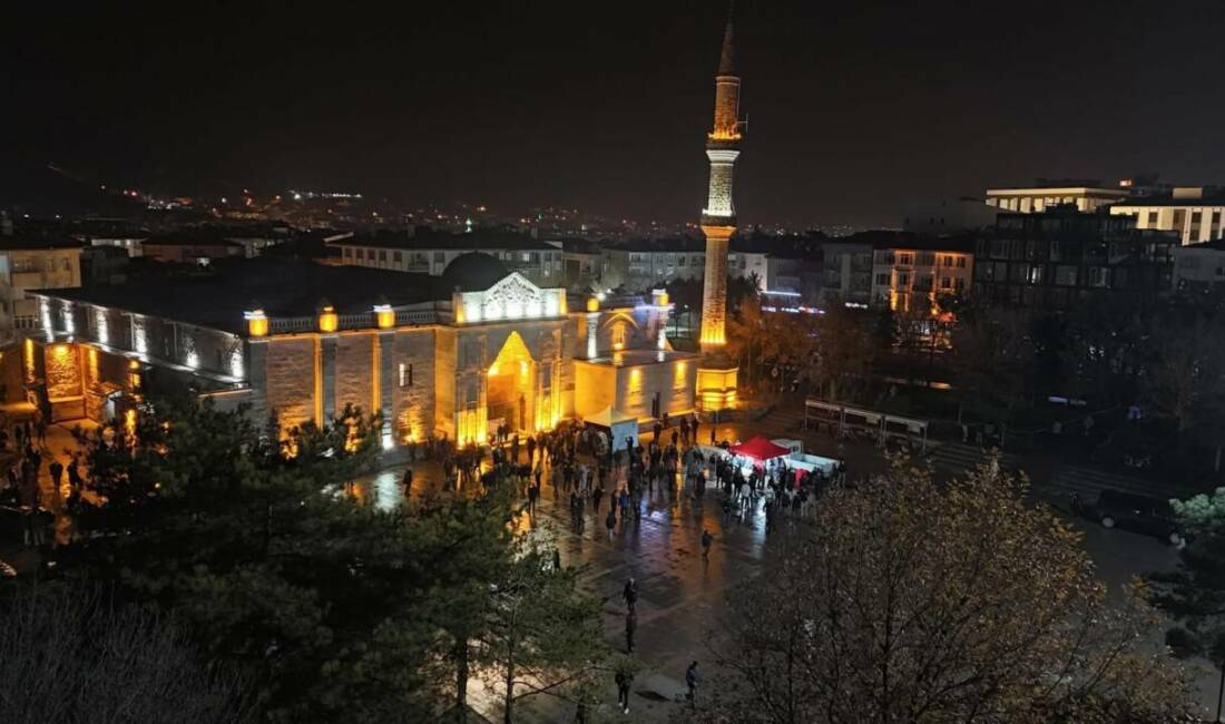 Regaip Kandili, Aksaray’da yağmur altında edilen dualar ve paylaşılan ikramlarla