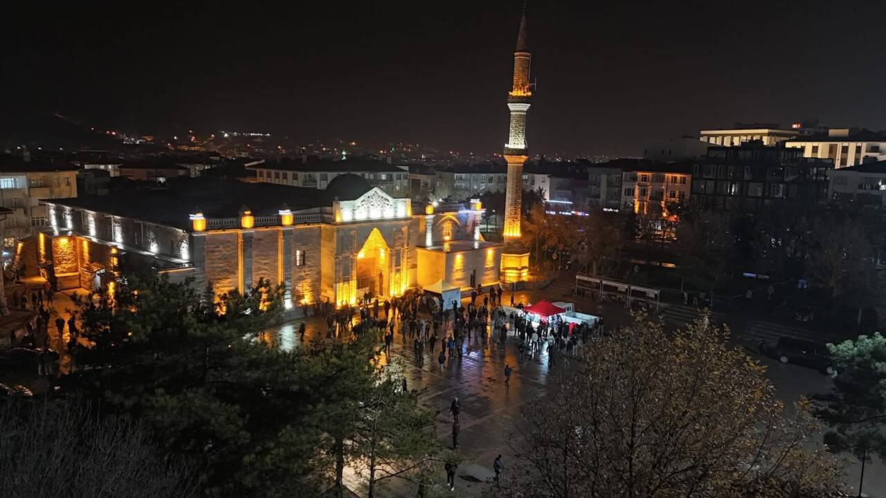 Regaip Kandili, Aksaray’da yağmur altında edilen dualar ve paylaşılan ikramlarla