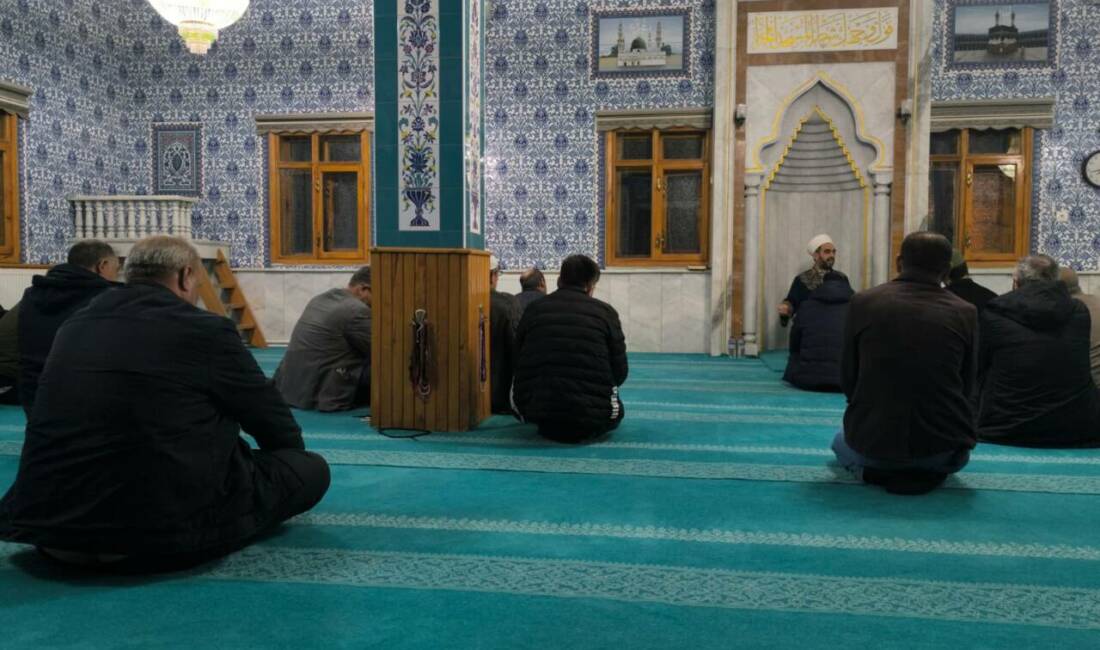 Eskil İlçe Müftüsü Seyit Böğet, yatsı namazı vesilesiyle Sağsak Köyü’nü