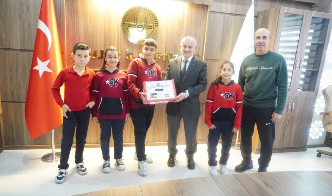 Aksaray Sezai Karakoç Ortaokulu Sosyal Yardımlaşma ve Dayanışma Kulübü öğrencileri,