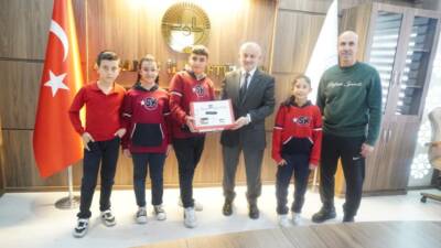 Aksaray Sezai Karakoç Ortaokulu Sosyal Yardımlaşma ve Dayanışma Kulübü öğrencileri,