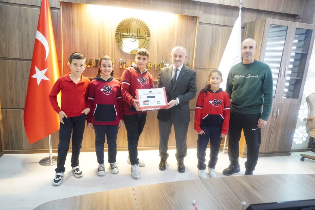 Aksaray Sezai Karakoç Ortaokulu Sosyal Yardımlaşma ve Dayanışma Kulübü öğrencileri,