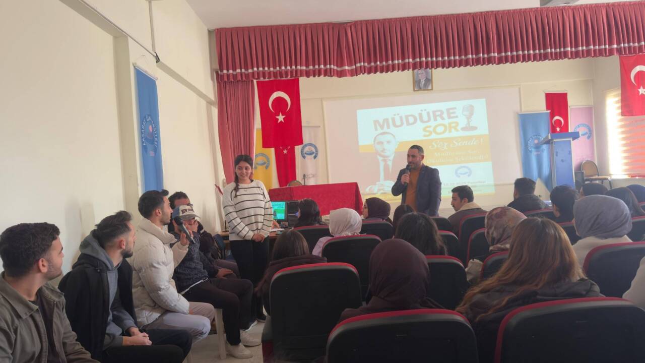 Ortaköy Meslek Yüksekokulunda gerçekleştirilen “Müdüre Sor” etkinliği, öğrencilerin yoğun katılımıyla
