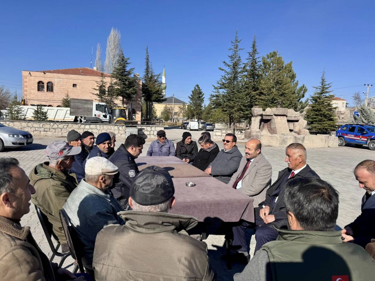 Güzelyurt Kaymakamı Süleyman Arat, Selime Belediye Başkanı Turgut Yayatan ve