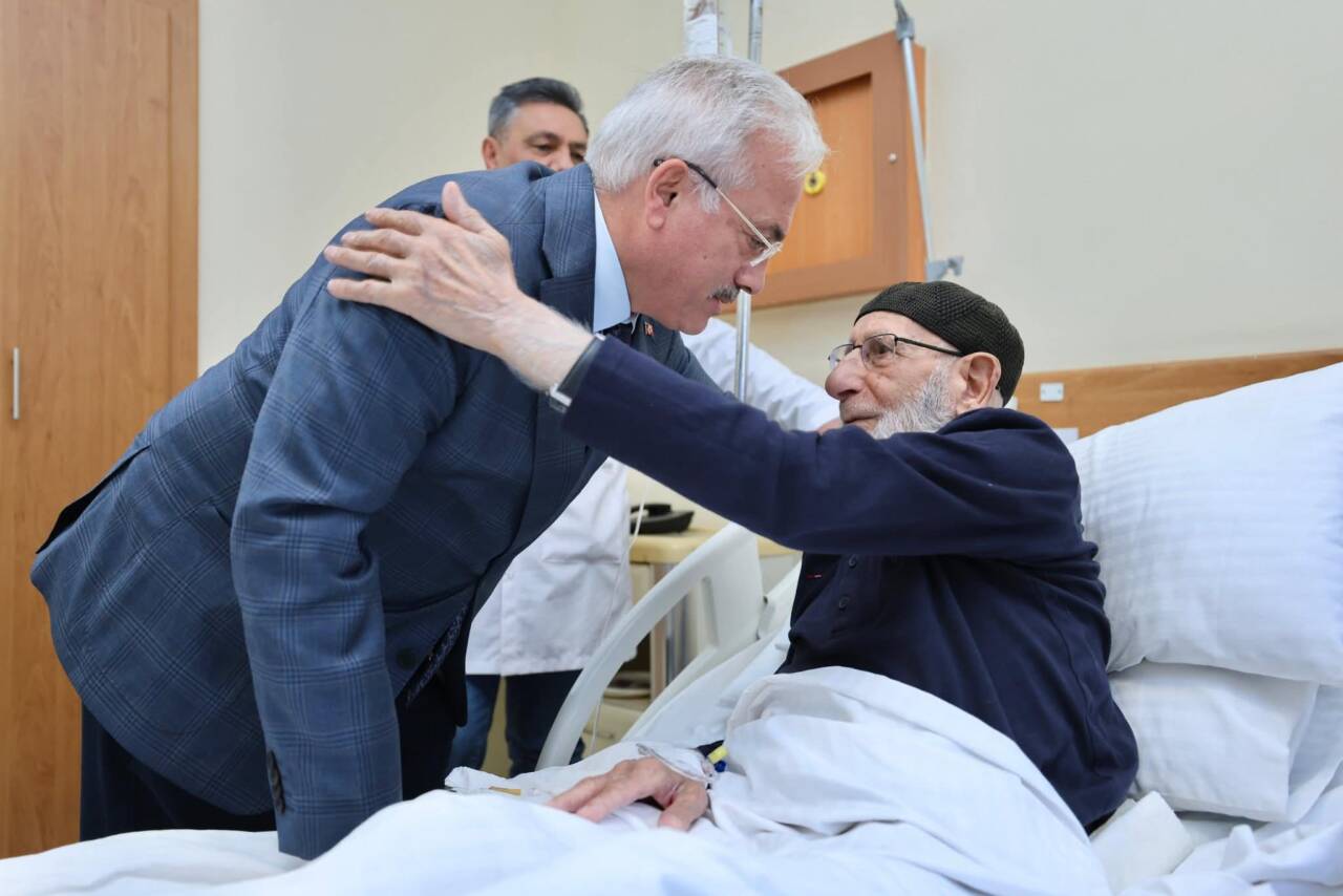 Mehmet Ali Kumbuzoğlu, aziz şehidimiz İsmail Dağ’ın tedavi gören babası