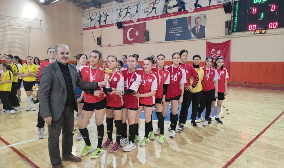 Aksaray’da düzenlenen Kulüpler Arası Yıldız Kızlar Hentbol İl Birinciliği müsabakaları,