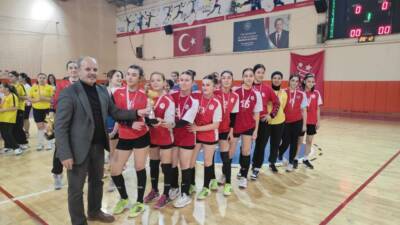 Aksaray’da düzenlenen Kulüpler Arası Yıldız Kızlar Hentbol İl Birinciliği müsabakaları,