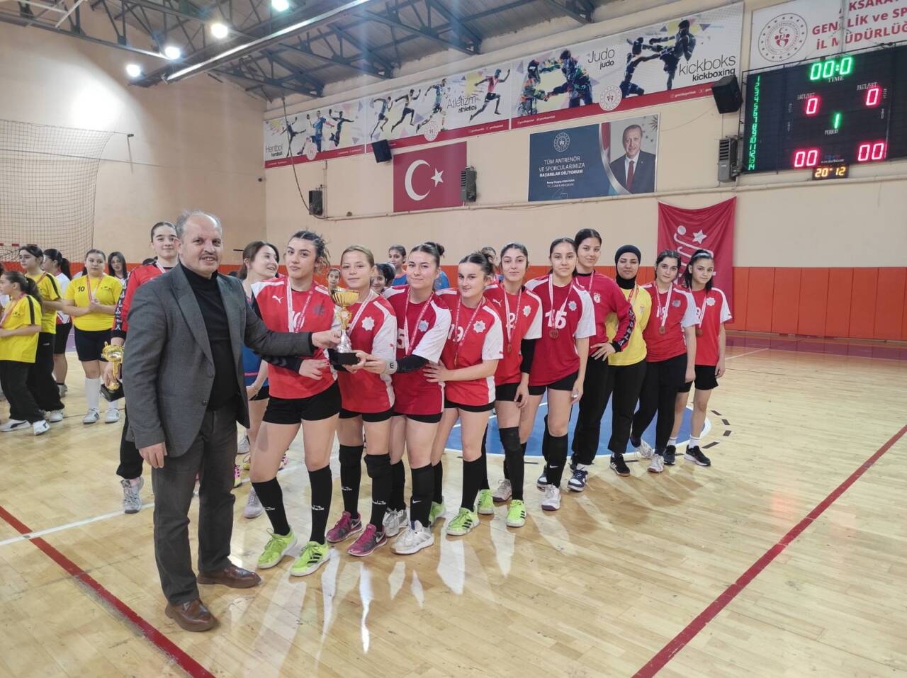 Aksaray’da düzenlenen Kulüpler Arası Yıldız Kızlar Hentbol İl Birinciliği müsabakaları,