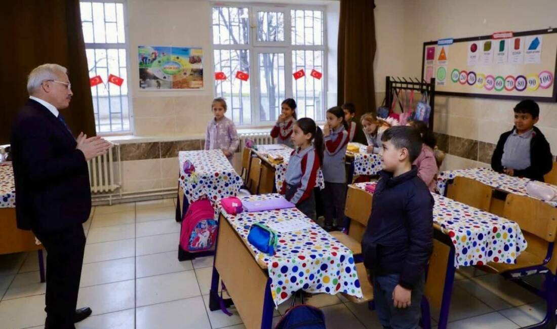 Aksaray Valisi Mehmet Ali Kumbuzoğlu, Acıpınar İlkokulu’nu ziyaret ederek öğrenciler