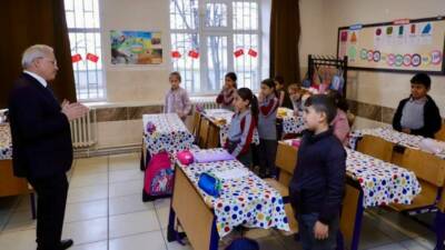Aksaray Valisi Mehmet Ali Kumbuzoğlu, Acıpınar İlkokulu’nu ziyaret ederek öğrenciler