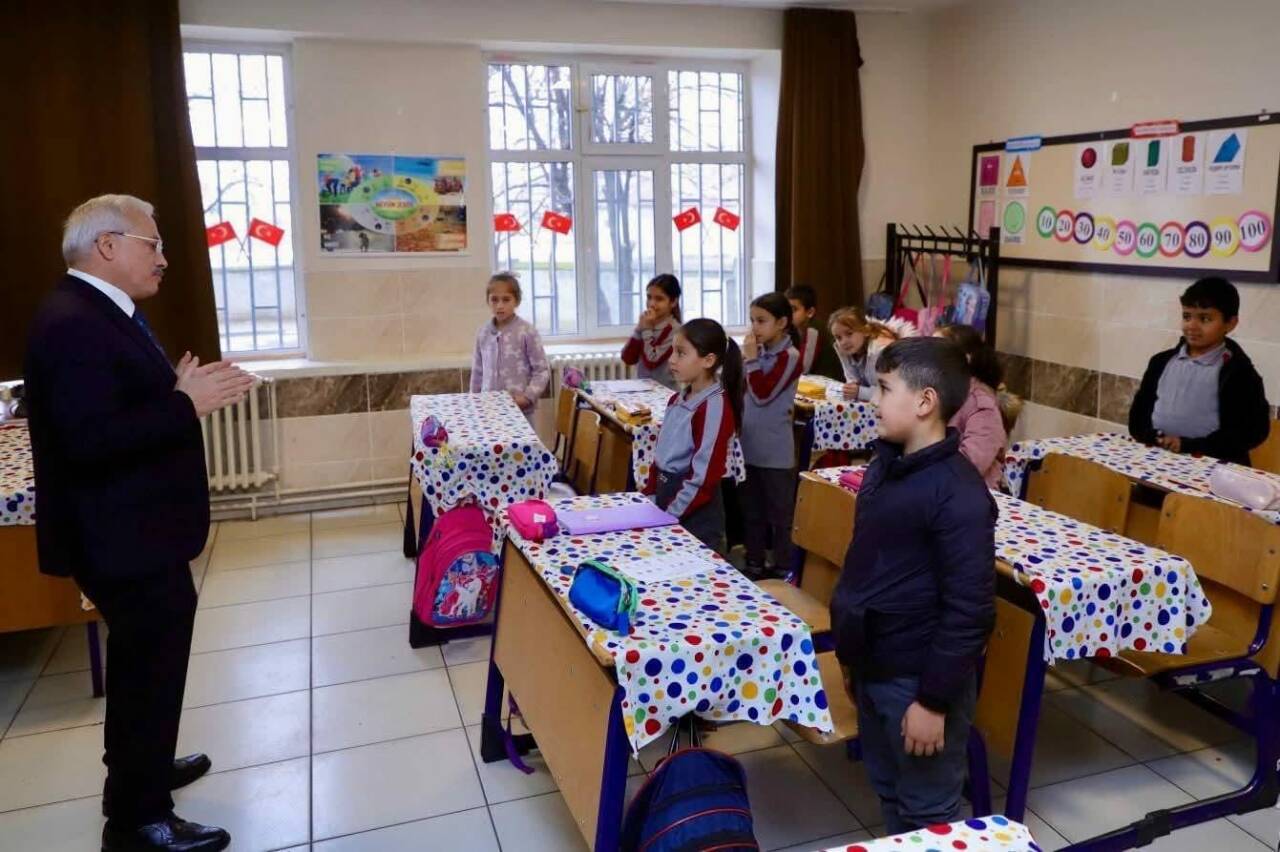 Aksaray Valisi Mehmet Ali Kumbuzoğlu, Acıpınar İlkokulu’nu ziyaret ederek öğrenciler