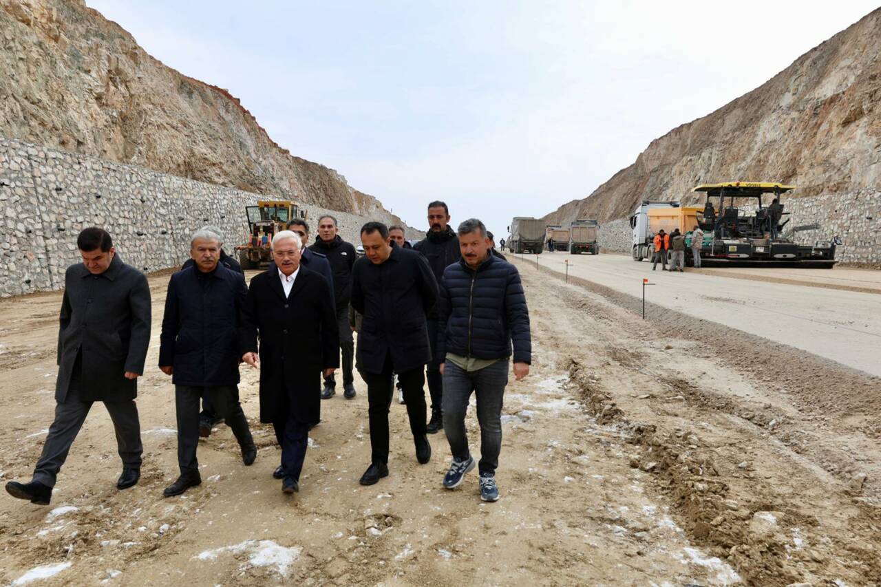 Aksaray-Ortaköy yolu çalışmalarında ilerleme kaydedildi. Aksaray-Ortaköy yolu için yapılan incelemede