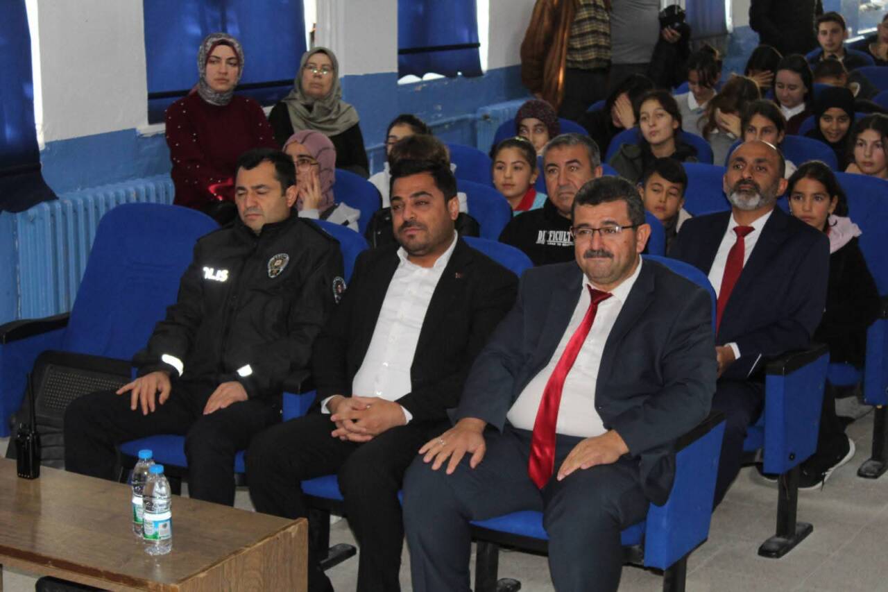 Ağaçören’de düzenlenen “Kitap Okumanın Önemi ve Hızlı Okuma Teknikleri” çalıştayında