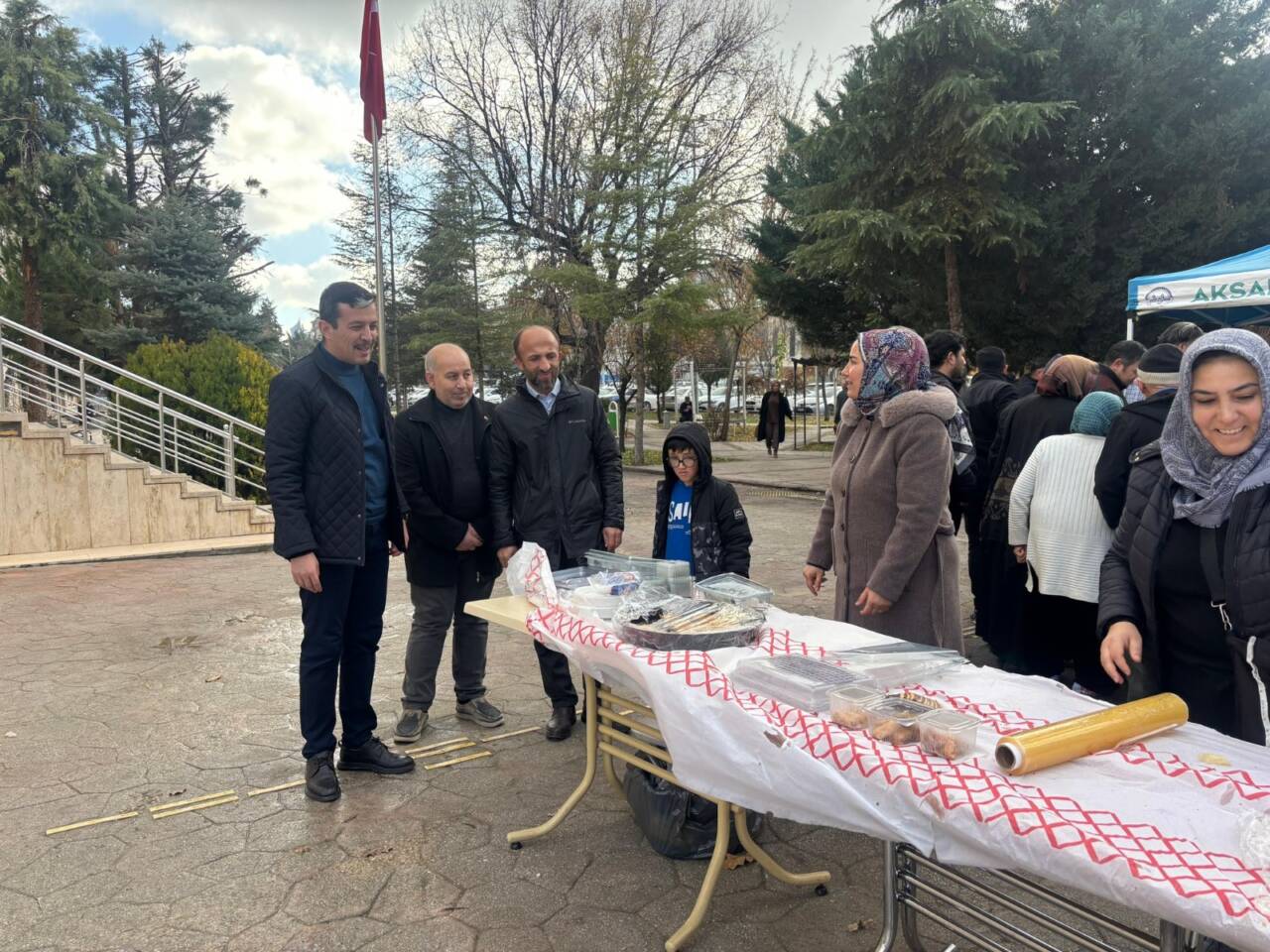 AK Parti Aksaray İl Başkanı Hamza Aktürk, vatandaşlarla bir araya