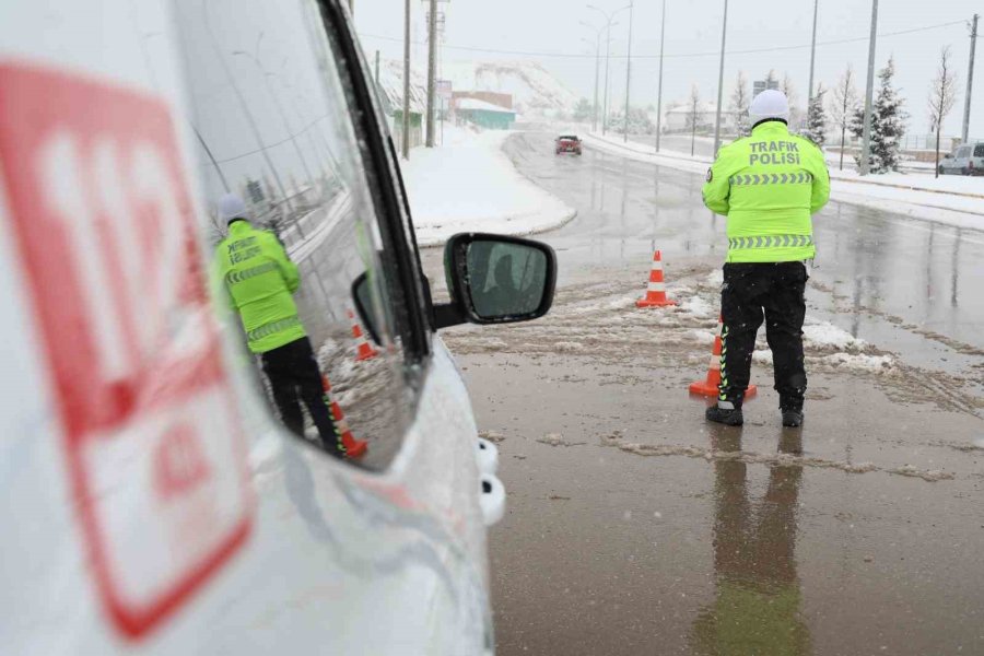 Aksaray’da yoğun kar yağışı: Ortaköy yolu trafiğe kapatıldı! Aksaray’da etkili olan yoğun kar yağışı nedeniyle Aksaray–Ortaköy karayolu, sürücülerin