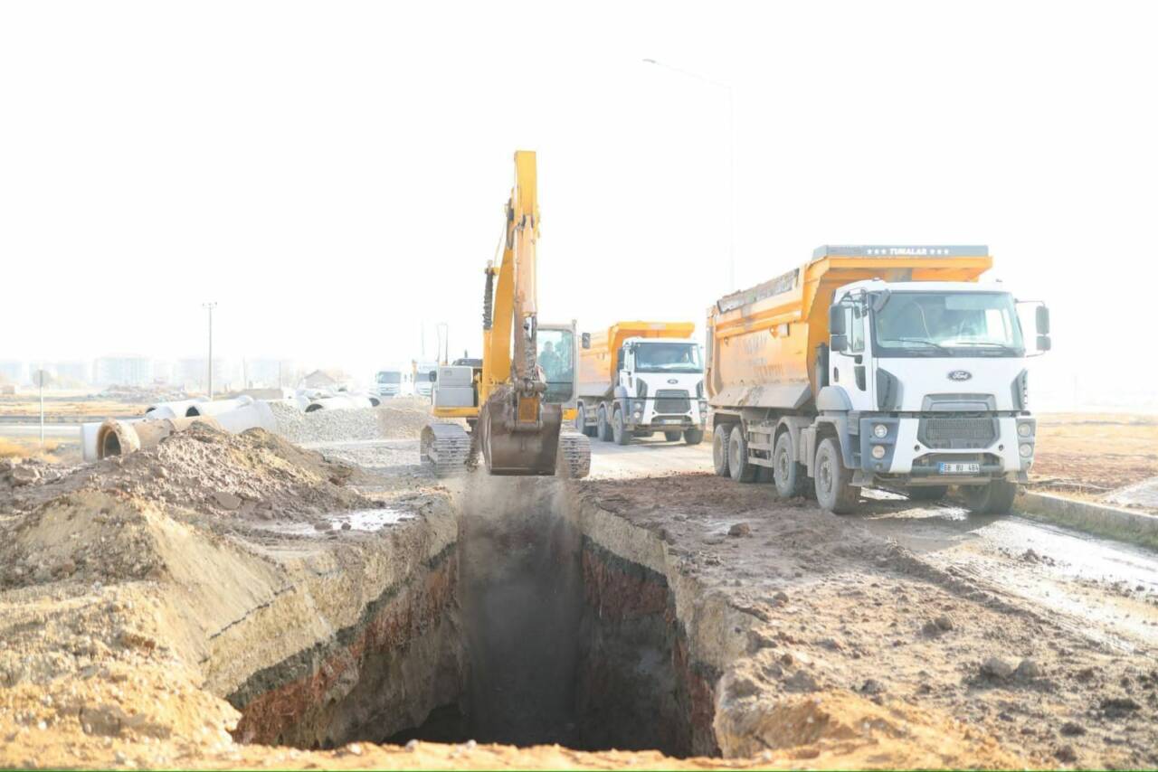 Aksaray’da hızla büyüyen İstiklal Mahallesinde altyapı yatırımları sürüyor. Kanalizasyon hattı