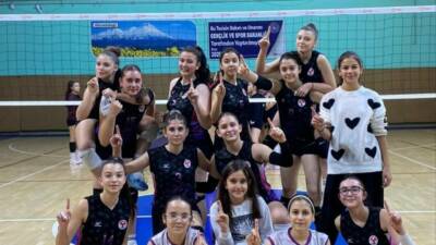 12 takımın yer aldığı Küçük Kızlar müsabakalarında tüm maçları kazanarak
