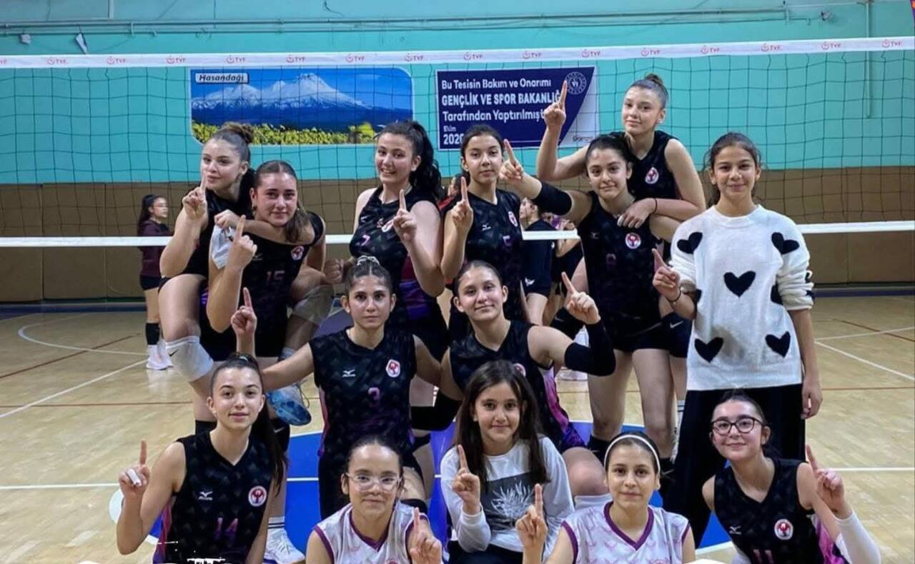 12 takımın yer aldığı Küçük Kızlar müsabakalarında tüm maçları kazanarak