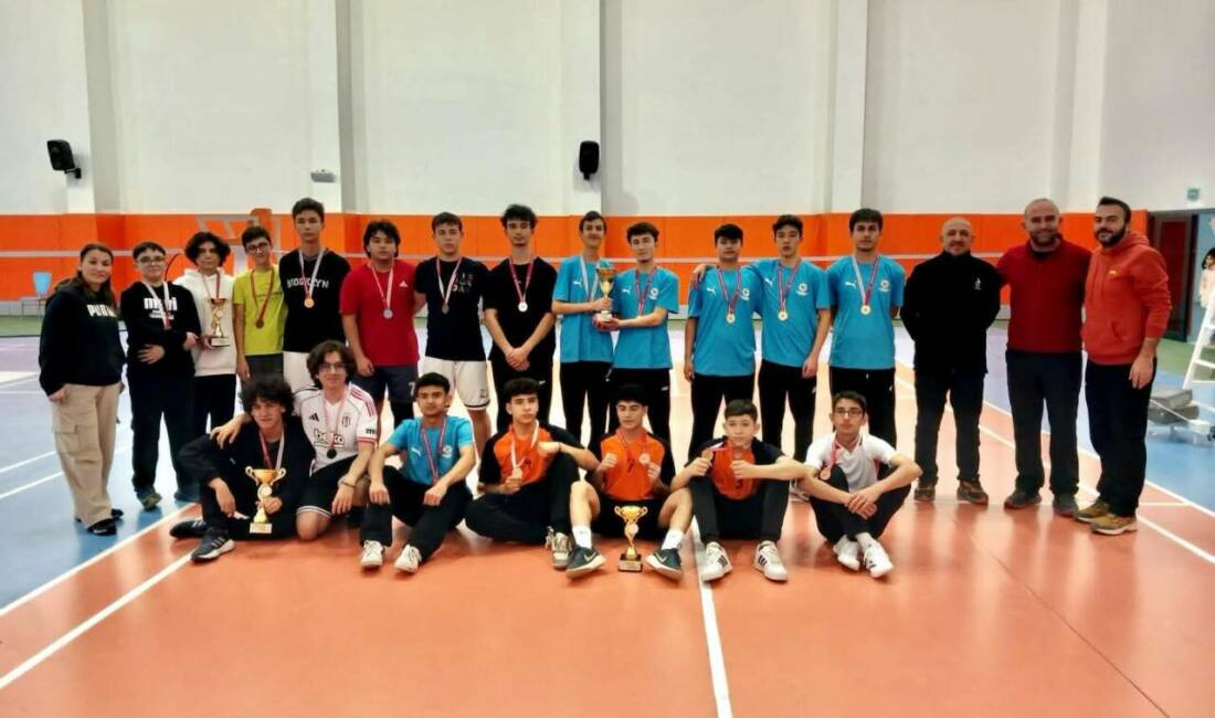 Aksaray’da düzenlenen Okul Sporları Gençler Kız-Erkek Badminton İl Birinciliği müsabakaları