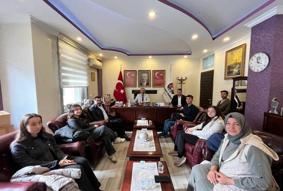 Aksaray Barosu’nda gerçekleşen buluşmada Hazım Kulak Anadolu Lisesi öğrencileri avukatlık