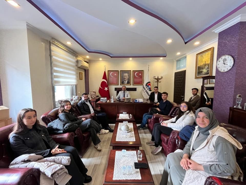 Aksaray Barosu’nda gerçekleşen buluşmada Hazım Kulak Anadolu Lisesi öğrencileri avukatlık