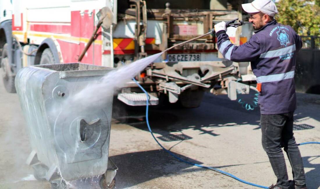 Aksaray Belediyesi, Hürriyet Mahallesi’nde çöp konteynerlerini bol su ve köpükle