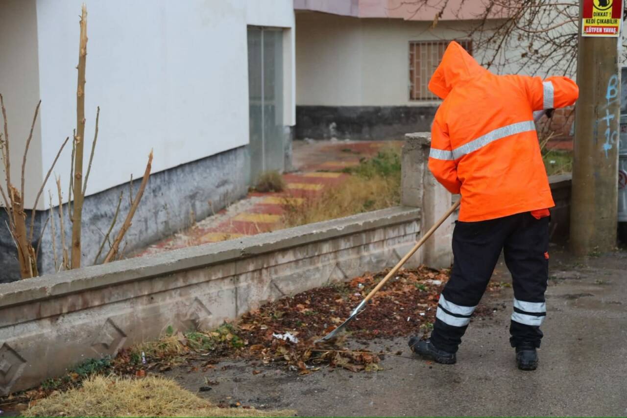 Aksaray Belediyesi ekipleri, etkili olan yoğun yağış ve soğuk hava