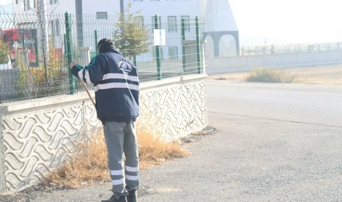Aksaray Belediyesi ekipleri, kent genelinde sürdürülen çevre temizlik çalışmaları kapsamında