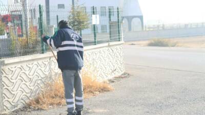 Aksaray Belediyesi ekipleri, kent genelinde sürdürülen çevre temizlik çalışmaları kapsamında